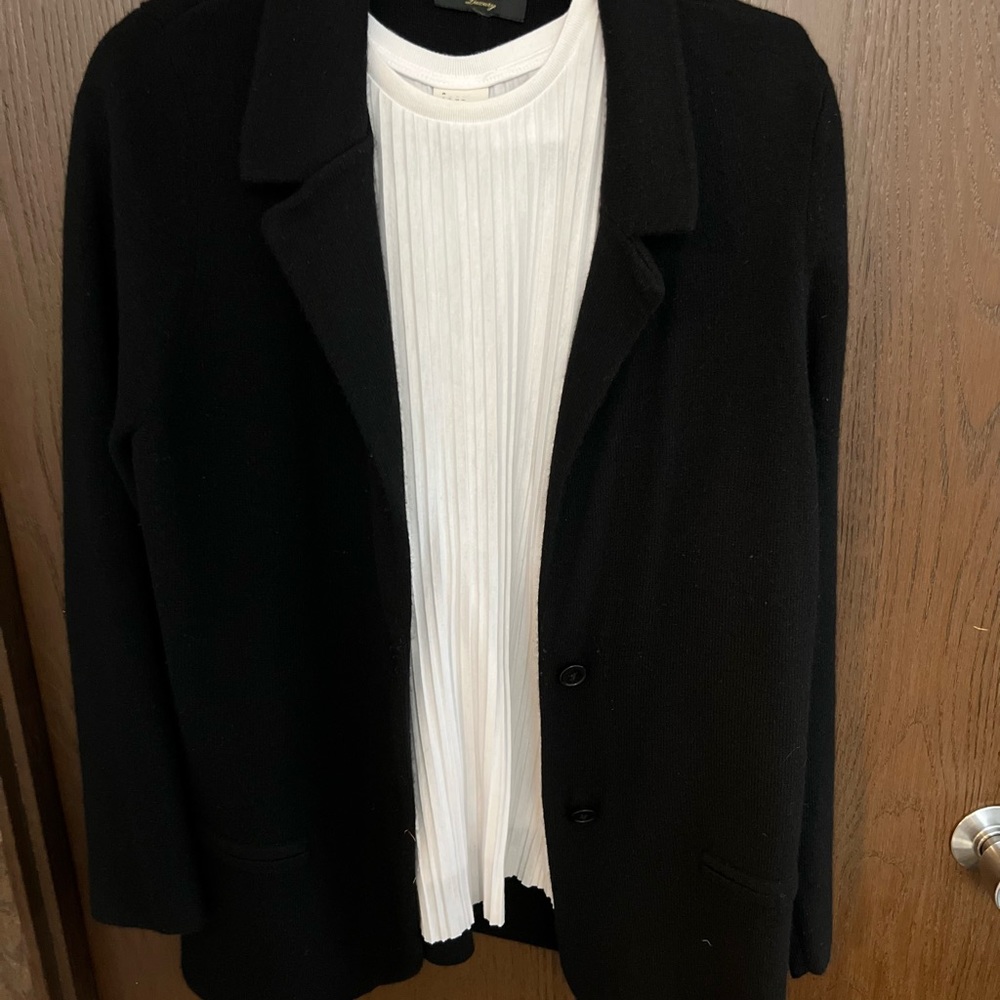 Beautiful 💯 cashmere blazer from Charter Club Collections.